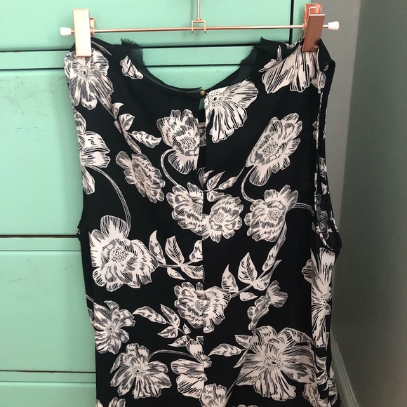 Shirttail Style Black/White Floral Tank - Picture 3 of 6